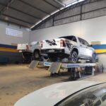 Hilux em servico de alinhamento 3D e montagem de pneu na Shopcar em Bom Jesus da Lapa