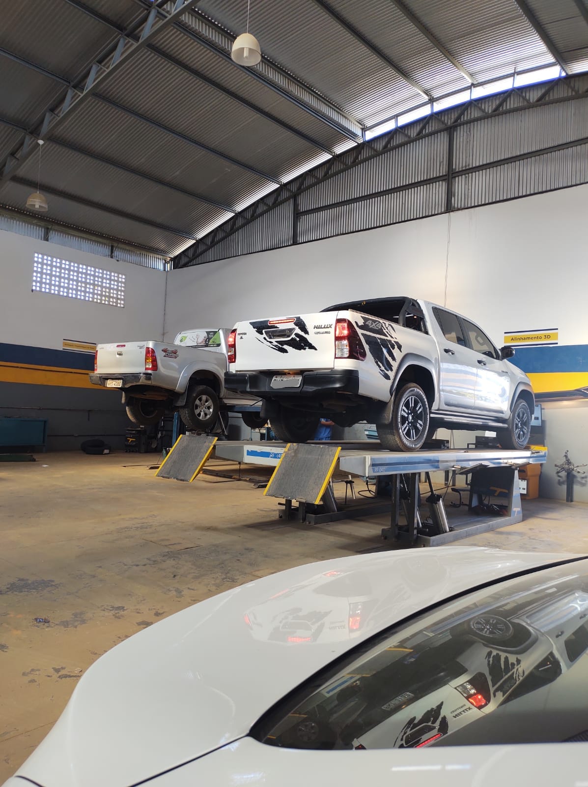 Hilux em serviço de montagem de pneu e alinhamento na Shopcar