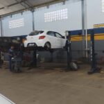 Mecanico verificando sistema de freios de um Onix na oficina Shopcar em Bom Jesus da Lapa