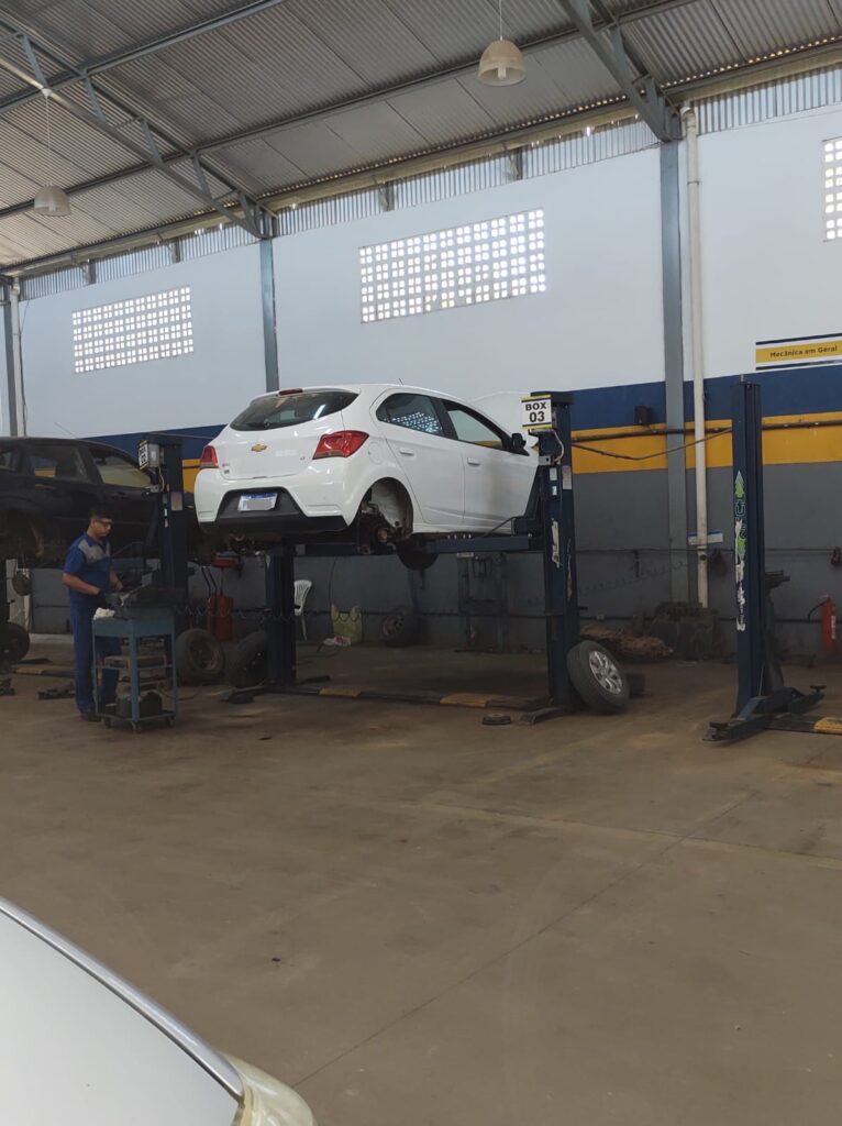 Mecanico verificando sistema de freios de um Onix na oficina Shopcar em Bom Jesus da Lapa