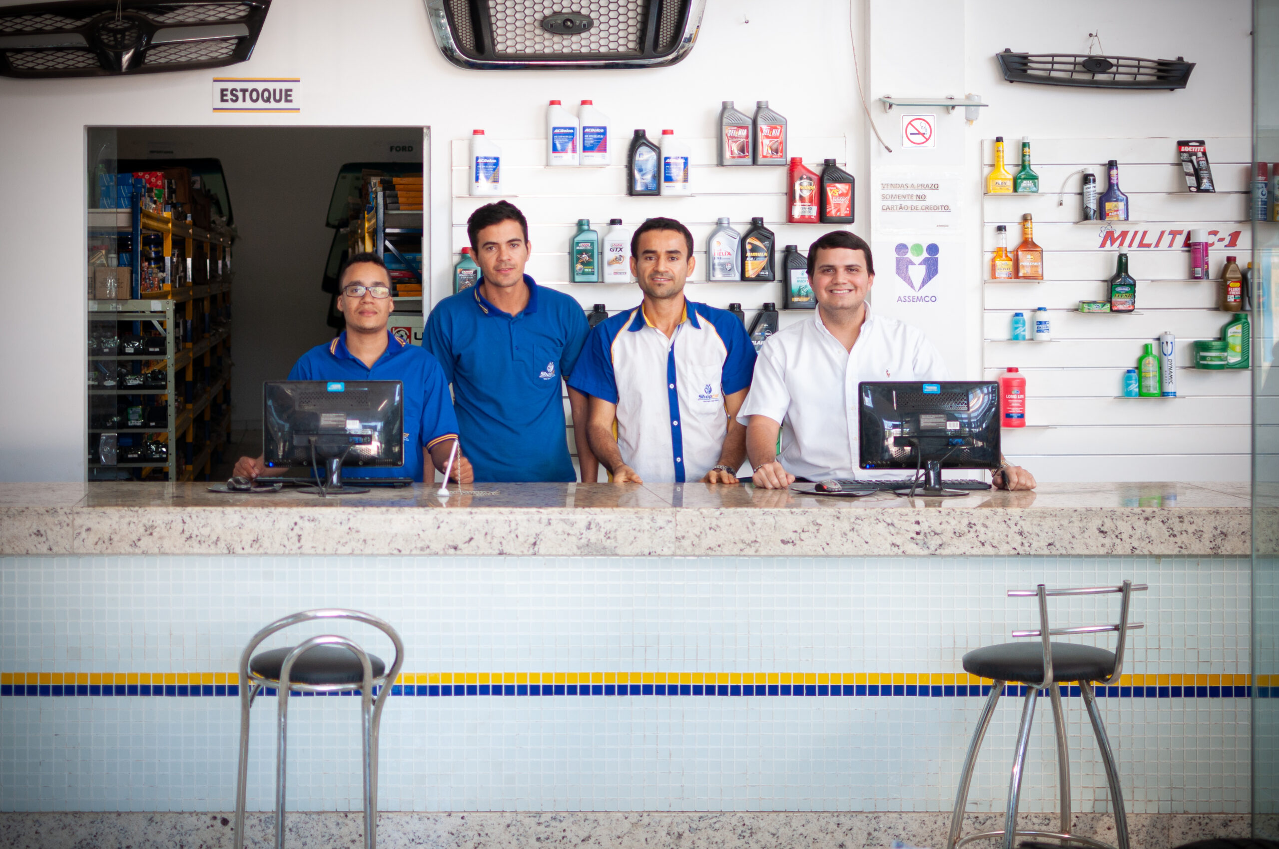 Equipe da Shopcar no balcão de atendimento